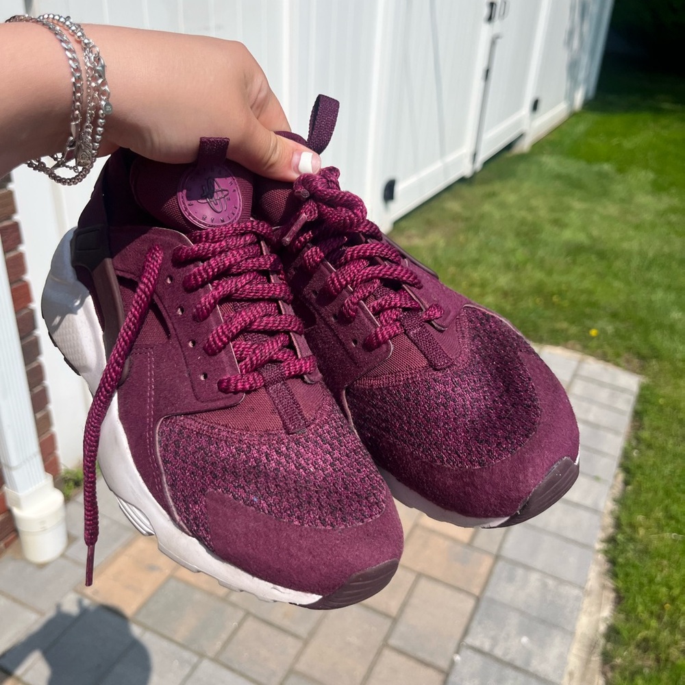 Nike Huarache Run Athletic Shoes